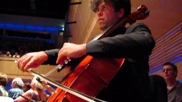 人使いの荒い作曲家クセナキスのテルレテクトールを演奏するチェリストの奮闘【動画】